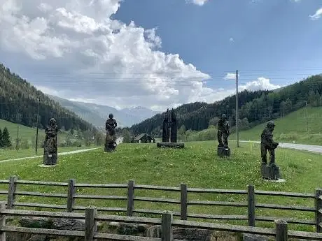 Photo de Holzskulpturen - Die 4 Jahreszeiten