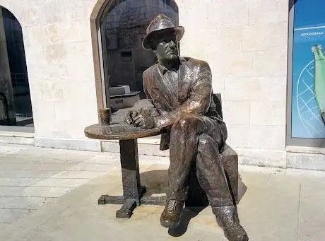 Photo de Tin Ujevic Statue