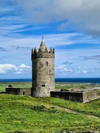 Photo de Viewpoint of Doonagore Castle