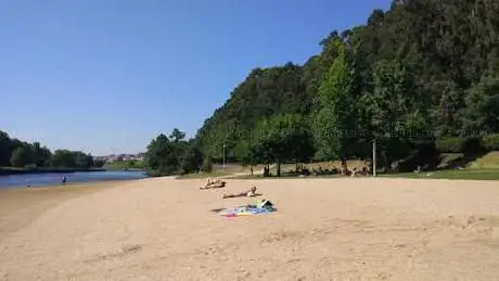 Photo de Praia fluvial do rÃ­o Lérez