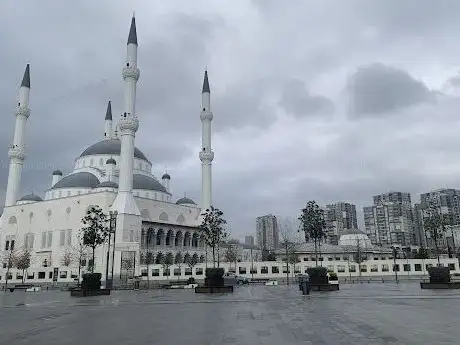 Photo de New Great Istanbul Square Yini Maydan
