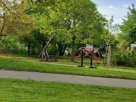 Photo de Kinderspielplatz mit Wasserspiel