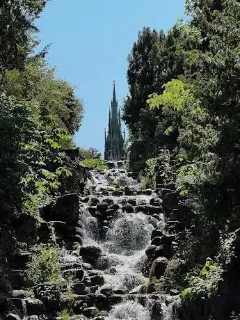 Photo de Kleiner Wasserfall Viktoria Park
