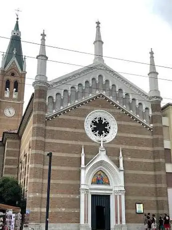 Photo de Church of Saint Mary Help of Christians