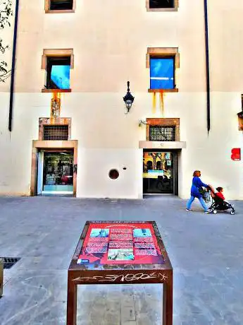 Photo de Barcelona's Baby Drop-off