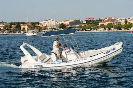 Photo de Rent a boat Novalja