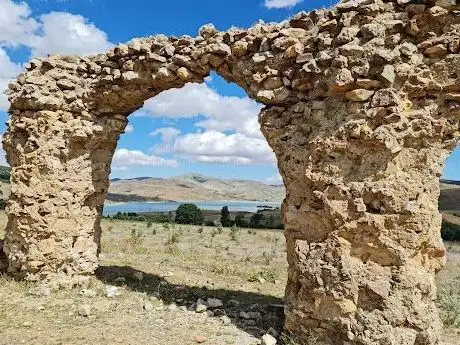 Photo de Satala Antik Su Kemerleri