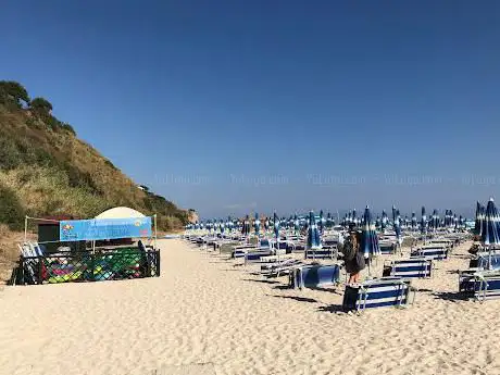 Photo de Spiaggia Villaggio L'Olivara