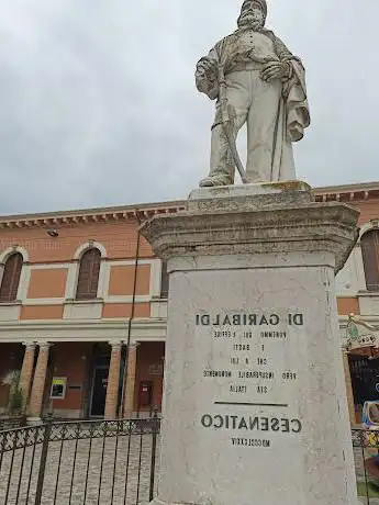 Photo de Garibaldi Monument - Piazza Carlo Pisacane
