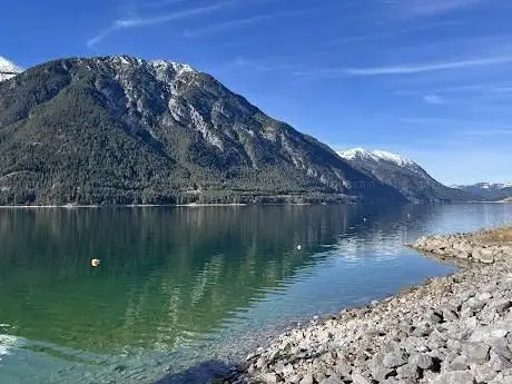 Photo de Aussichtsplattform am See