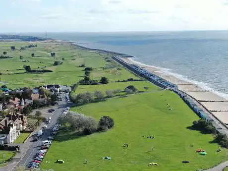 Photo de Frinton Beach Hut 284 Hire