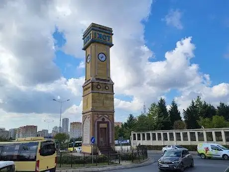 Photo de TOKİ Kayaşehir Merkez Saat Kulesi