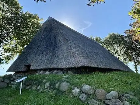 Photo de Der Eiskeller des Gutes Jersbek