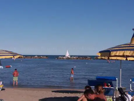 Photo de Spiaggia di San Mauro Mare