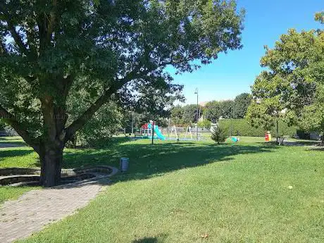 Photo de Giardini pubblici con giochi