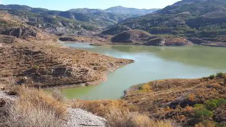 Photo de Embalse De BENÃNAR