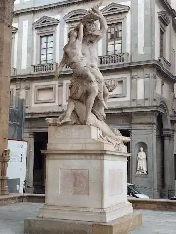 Photo de Persée avec la tête de Méduse