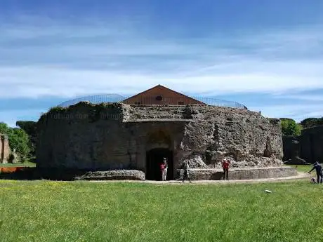 Photo de Mausoleo di Romolo