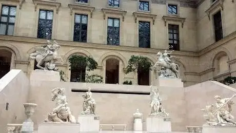 Photo of Anne-Claire Morcrette • Guide-conférencière // Un Guide en France