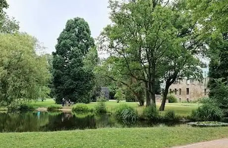 Photo de Schlossbrücke im Schlosspark Weitmar