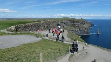 Photo de Cliffs Of Moher south viewpoint