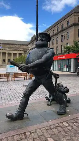 Photo de Desperate Dan Statue