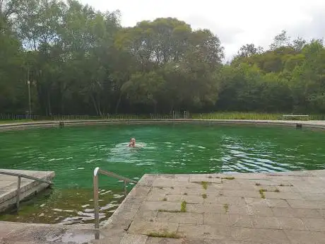 Photo de Charca del Alligal fuente de aguas medicinales (Terma)