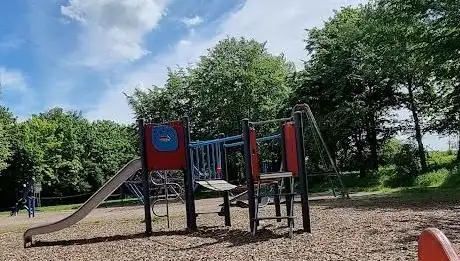 Photo de Spielplatz für Kleinkinder und größere Kinder