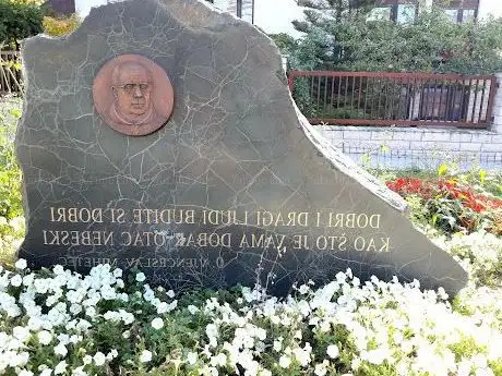 Photo de Park i spomenik o.Vjenceslava Miheteca
