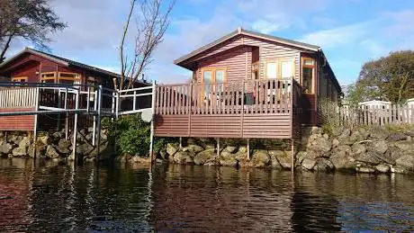 Photo de Bonnie Banks Lodge - Ardlui