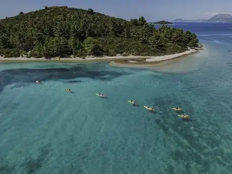 Photo de Sea Adventures Watersports Lumbarda Kayak/SUP/Wakeboard/Efoil/Tubes/Wingfoil/Kitesurf/Rent a boat