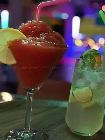Photo de Skylight karaoke & dance bar