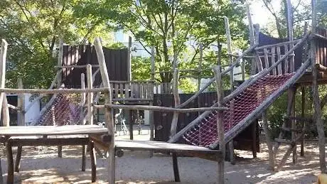Photo de Spielplatz am Hochhaus Alfred-Randt-Str