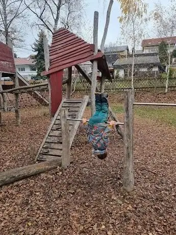 Photo de Spielplatz Saroltastraße