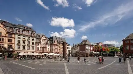 Photo de Rekonstruierter Marktplatz am Dom