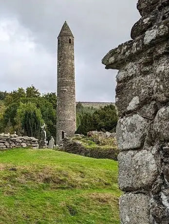 Photo de Glendalough Roundtower