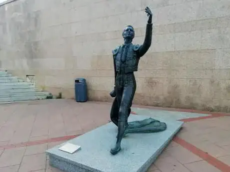 Photo de Statue of Luis Miguel DominguÃn