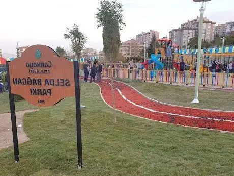 Photo de Selda Bağcan Parkı Ve Basket Sahası