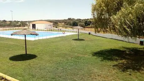 Photo de Piscina Municipal VillamesÃas