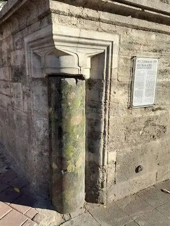 Photo de Yeşil Sütun İstanbulun Ortası