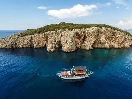 Photo de Olympos Diving Boat (Dalış Teknesi)