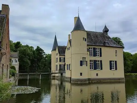 Photo de Hof van Rameyen (kasteel kasteelhoeve en koetshuis)