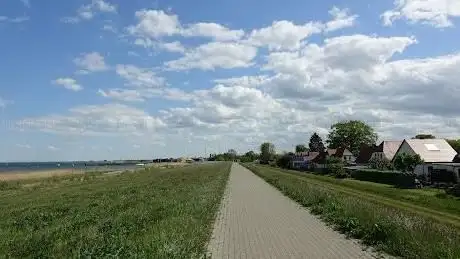 Photo de Wanderweg auf dem Deich