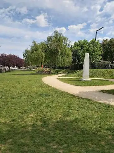 Photo de Quai Charles Pasqua