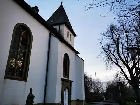 Photo de Katholische Kirche St. Clemens