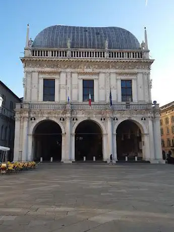 Photo de Piazza della Loggia
