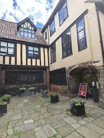 Photo de Strangers' Hall