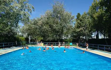 Photo de Piscina Municipal Fuentes de Ebro