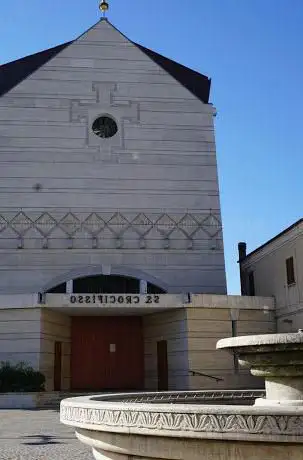 Photo de Church of the Holy Crucifix