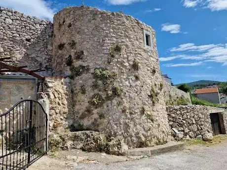 Photo de The tower and walls